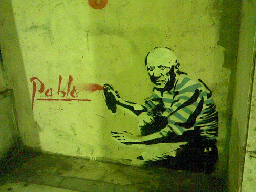 graffiti de pablo picasso firmando un graffiti con su nombre
