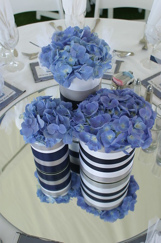 For these centerpieces we used cans in various sizes coffee cans 