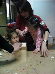20090118-yoyo第一次拿鐵鎚作木工 (2)