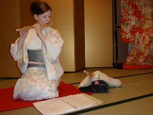 Geisha con flauta
