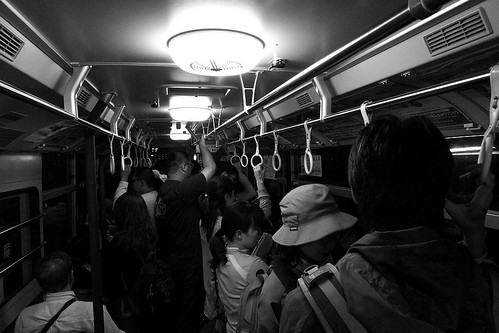 擁擠的下山公車