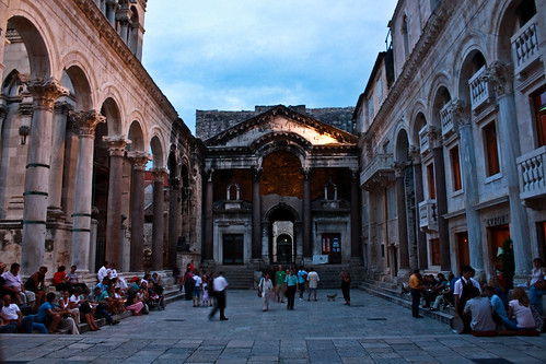 Palacio Diocleciano  # frontal puerta # por Aka-47.