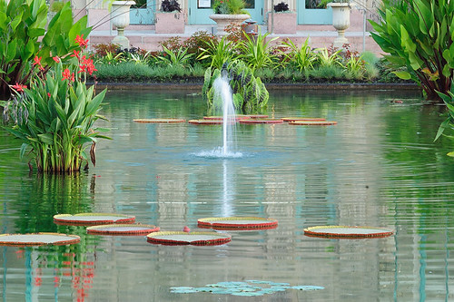 Fountain at The Jewel Box, in Forest Park, Saint Louis, Missouri, USA