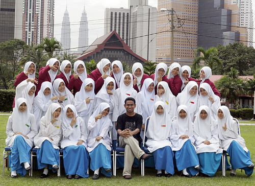 Kamarul Akhir pose with Sekolah Seri 