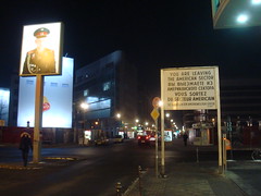 Berlim: Checkpoint Charlie, ponto de passagem pelo Muro de Berlim