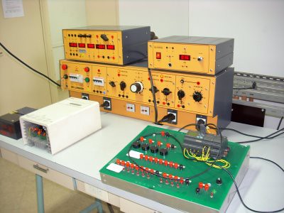 instrumentos de laboratorio. Instrumentos de un laboratorio de electrotecnia.