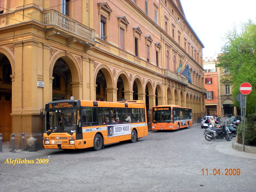 Bologna:autobus in piazza Cavour