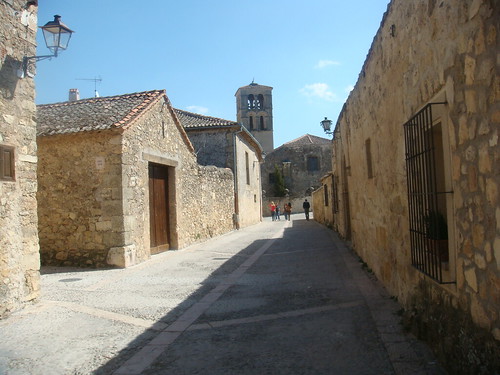 Calle empedrada con la Iglesia al fondo