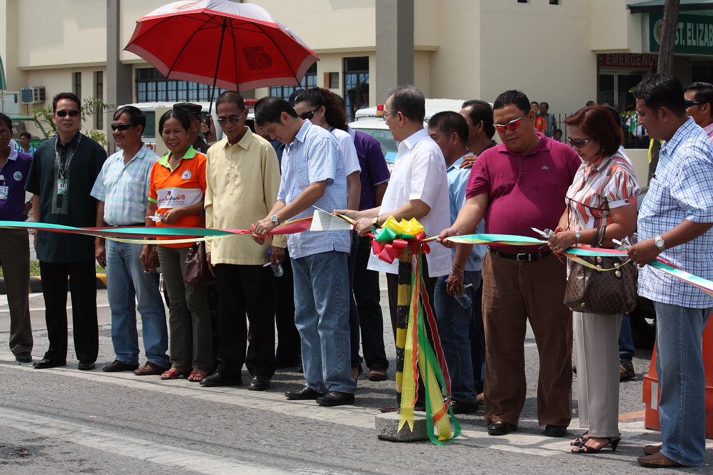 GenSan First Couple Mayor Jun Acharon and wife Dra. Rose lead the cutting of the ribbon crisscrossing the Santiago Boulevard, assisted by city officials and guests.