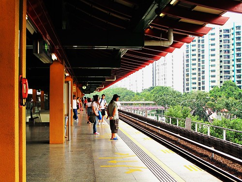 IMG_0234  Waiting , 等待 - Lakeside MRT Station