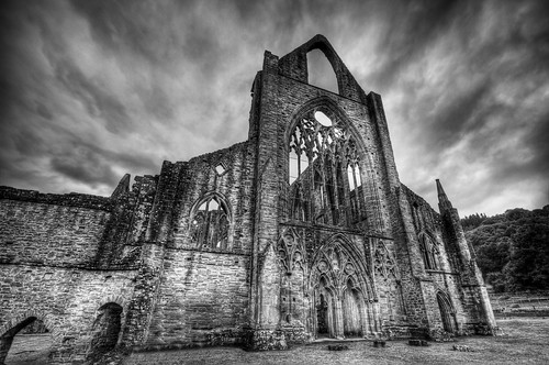  フリー画像| 人工風景| 建造物/建築物| 教会/聖堂| 廃墟/廃屋| Tintern Abbey| イギリス風景| モノクロ写真| HDR画像|   フリー素材| 