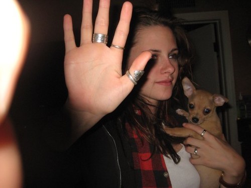 candids - kristen stewart (with Michael Angarano and his family)