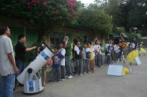 Dr Lee giving instructions to the first viewers of planet Venus.