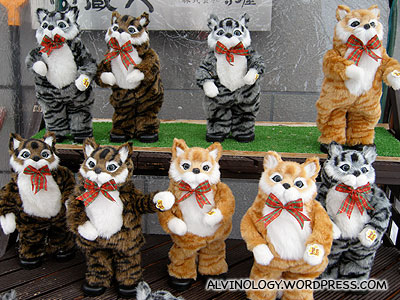 Dancing toy cats outside a 1000 yen shop