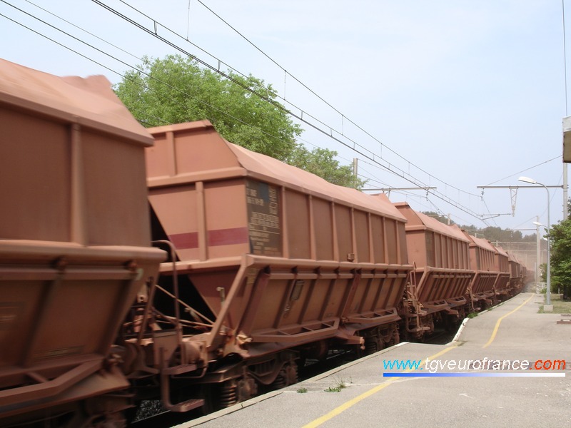 Vue d'un long convoi de wagons minéraliers chargés de bauxite à Saint-Chamas