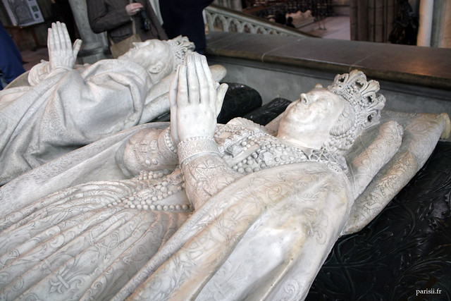 Les gisants de Catherine de Médicis et Henri II sont particulièrement détaillés