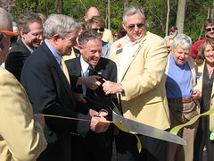 Senator Bond and Mayor Hindman cutting the ribbon at MKT Plaza