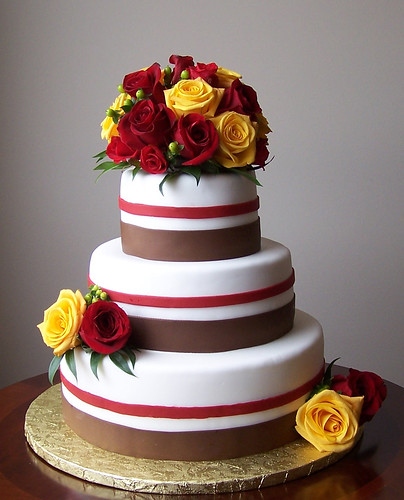 wedding cakes with flowers. Fresh flowers wedding cake