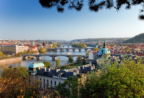 Vista de Praga y sus puentes al atardecer