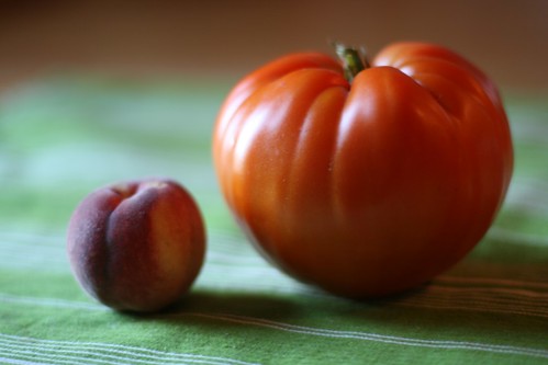 big tomato, small peach