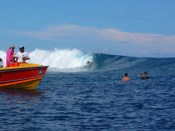 Teahupoo surfing 3