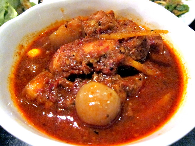 Gaeng hung lay moo bab Chiang rai (Northern pork rib and belly curry with Hunglea)