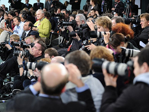 Photographers prepare to snap EU leader, 22 February 2009