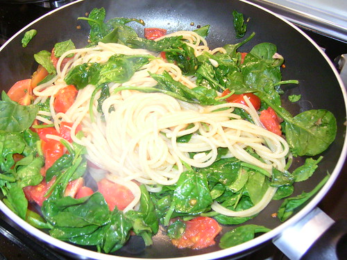 spaghetti pomodori e spinaci