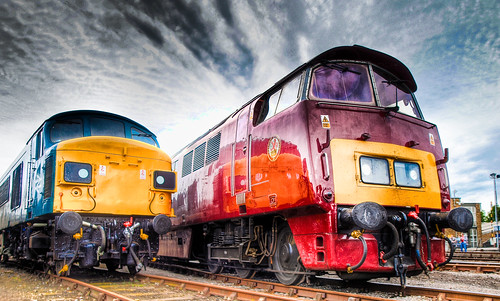 On the right, Western Class diesel hydraulic locomotive D1015 'Western Champion' by Anguskirk