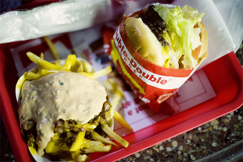 Ultrateg 拍攝的 In-N-Out.  Double double with animal styled fries。