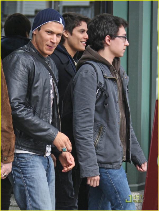 taylor-lautner-wolf-pack-lunch-04