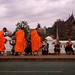 monjos recollint menjar a Luang Prabang