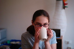 kat drinking tea