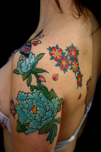 peonie e fiori di ciliegio tattoo