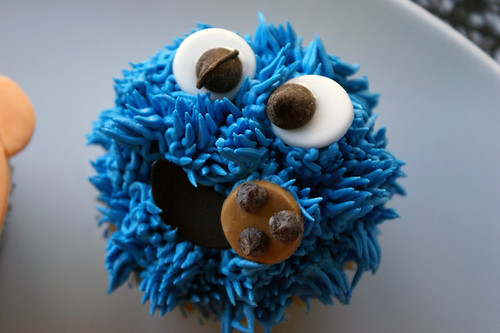 cookie monster cake. cookie monster cupcake!