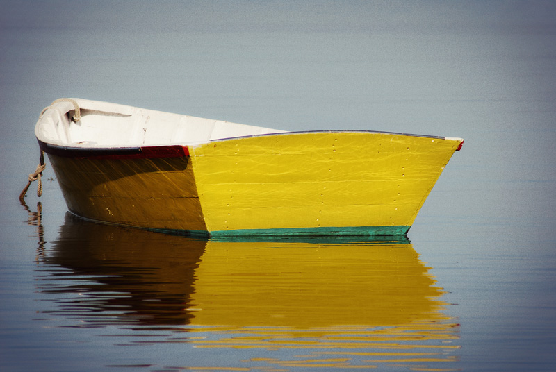 Yellow Boat On Glassy Lake Water Beautiful Photo Boten