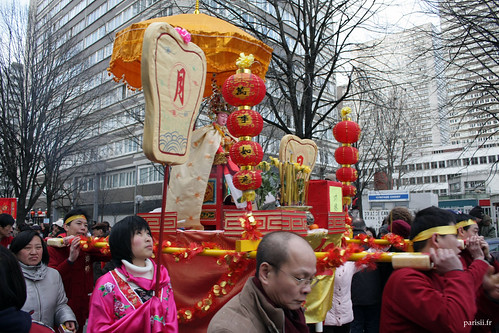 Le défilé passe en plein coeur du quartier chinois, avec ses grandes tours dhabitation