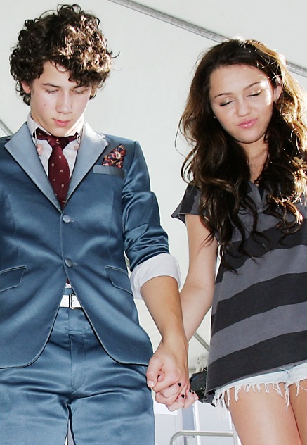 niley-holding-hands