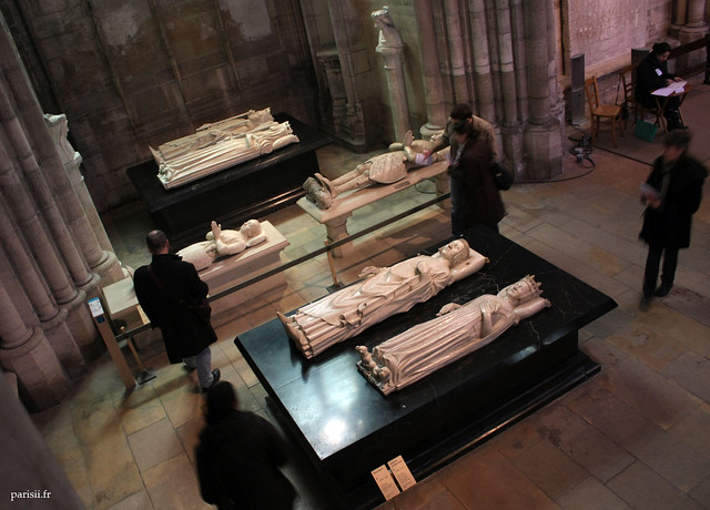 Ici, pêle-mêle, nous avons les gisants de : Isabeau de Bavière, Charles VI, Louis de Sancerre, Bertrand Du Guesclin, Charles V le sage et Jeanne de Bourbon