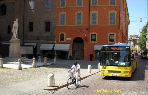 autobus Volvo n° 127 in  piazza Torre - centro storico