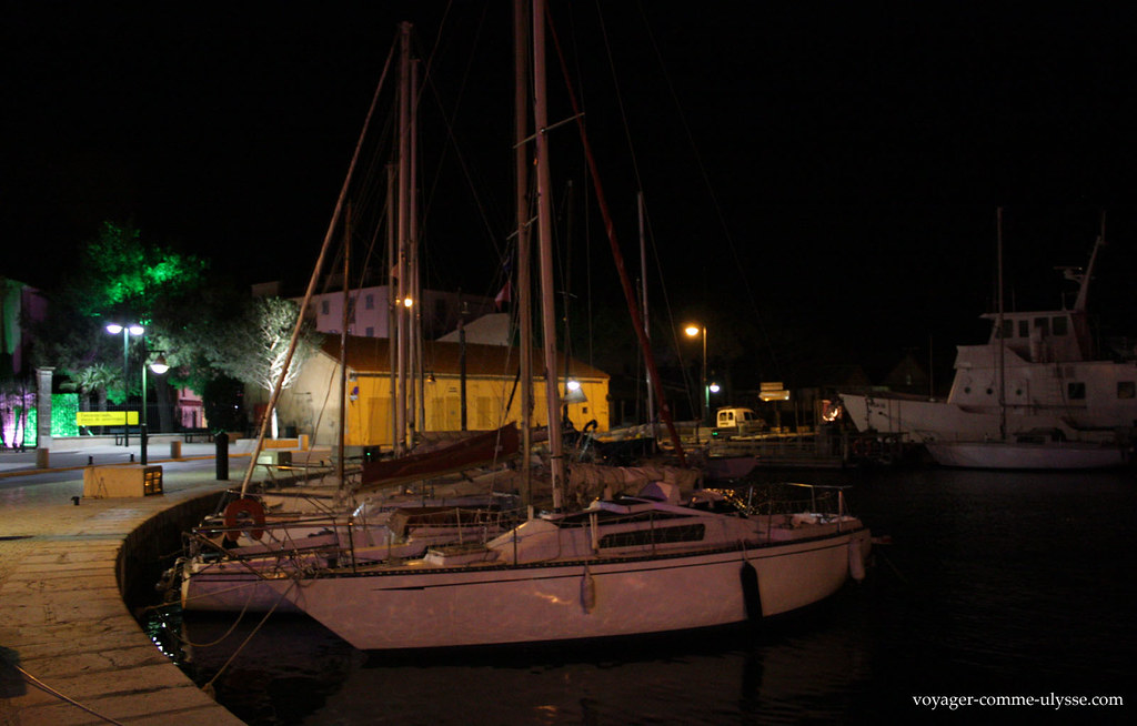 Existem muitos pequenos veleiros na marina de Saint Tropez