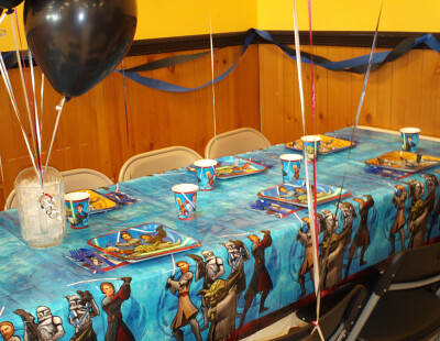 star wars party favors. Star Wars Clone Wars birthday party supplies. Look at this fantastic table!