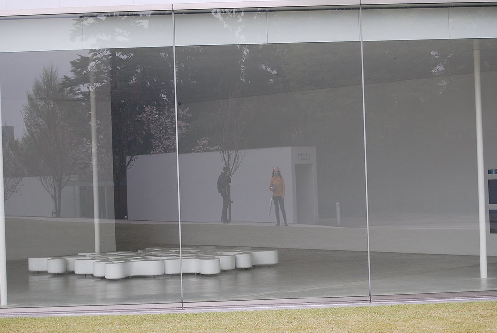Pau i Vero reflejados en el Museo de Arte Contemporáneo del S.XXI