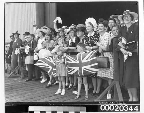 Unidentified crowd at Circular Quay welcoming home the crew of the HMAS Sydney