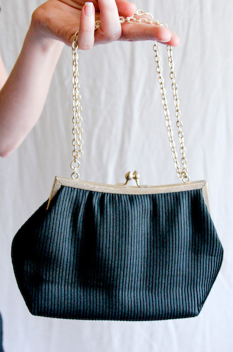 VINTAGE 60s black purse with gold chain handle - 2