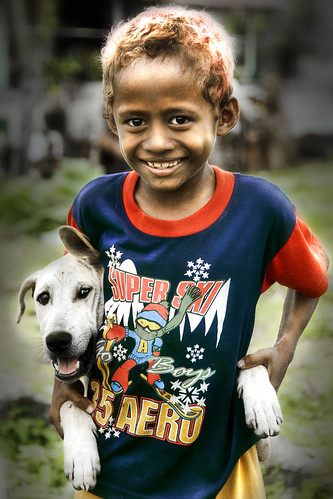 Kupang, West Timor - Boy and pet dog par Mio Cade (Bye bye, away in Bali)