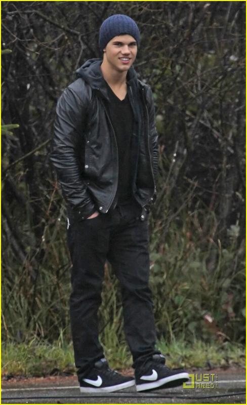 taylor-lautner-wolf-pack-lunch-01