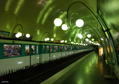 Rame de métro nimbée de lumière