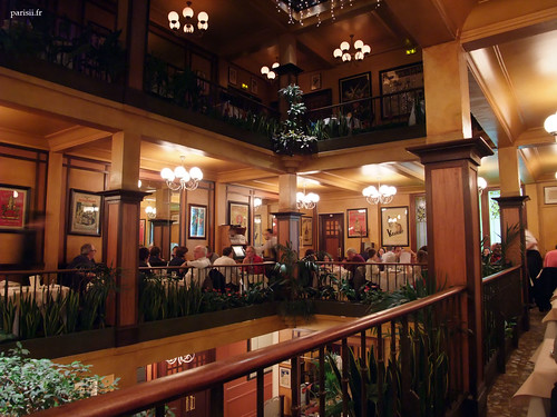 Les trois niveaux du restaurant, décor Belle Epoque