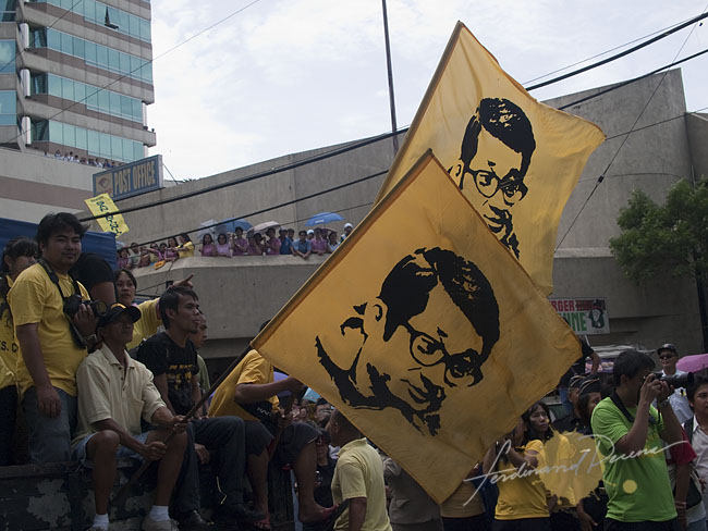Ninoy flags waved by the crowds